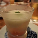 炭と地酒とたしなみワイン Kai本店 醸す - 前菜、見た目も涼しい山芋ジュレ。