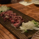 炭と地酒とたしなみワイン Kai本店 醸す - 牛肉は玉葱や豆苗と一緒に食べると、より美味し♪