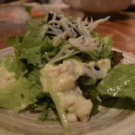 炭と地酒とたしなみワイン Kai本店 醸す - 自家製豆腐と干しシラス入りのサラダ、これも美味し♪