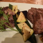 炭と地酒とたしなみワイン Kai本店 醸す - 右手が牛肉、左手が豚肉のステーキ。食べ比べに話も進む。