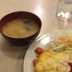 富士 - 洋食にはアンマッチなわかめと豆腐の味噌汁