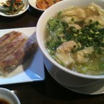 中国家常菜 燕郷房 - ランチで食べたワンタン麺（塩味）レタスがいい感じです。