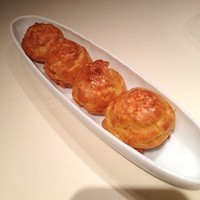 レストランひらまつ 広尾 - シュー生地にチーズを練りこんで