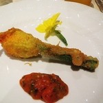 海老詰め花ズッキーニのフリット　フレッシュトマトとハーブのソース　