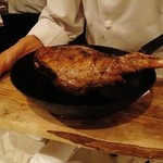 トムクリオーザ - 乳飲み子羊腿肉ロースト　プレゼン