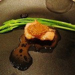 トムクリオーザ - 乳のみ子羊腿肉ロースト　アスペルジュソバージュ