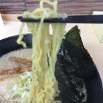 麺屋新月 - 背脂醤油ラーメン　麺アップ