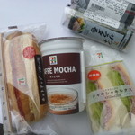 セブンイレブン - 料理写真:ホットドック、カフェモカ、シャキシャキレタス、ツナサラダ巻、ねぎサーモン巻