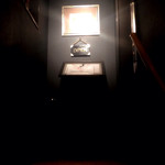 天ぷら岡本 - この日も予約で満席となっております、の看板が。