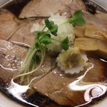 肉そば総本山神保町けいすけ - 肉そば、醤油、麺大盛り。右端に同時注文のライスの茶碗がｗ
