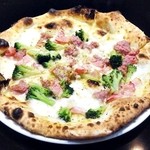 PIZZERIA 1830 - 北海道産黒豚の自家製サルシッチャとブロッコリーのピッツァ