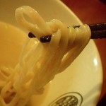 らぁ麺 とうひち - つけ汁に浸けて、さあ、いきますか！・・