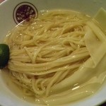 らぁ麺 とうひち - 昆布ダシに浸かっており・・