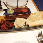 デリー - オードブル4品盛り合せ(1050円)　パパド、サモサ、スペアリブ、マサラドサ。