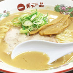 Tenka Ippin - 京都で生まれた黄金のスープ。クセになるラーメンです。
