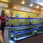 Kuang Sea Foods - お店の入口に、何台もの活魚水槽が。