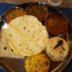 エパレット - 要予約南インドヴェジコース（ミールス）