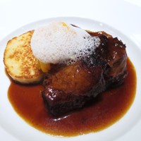 銀座 ハプスブルク・ファイルヒェン - 梅山豚肩肉の赤ワイン煮込み
                　サビエッテンクヌーデルを添えて