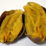 蜜香屋 - 蜜香焼（手で2つに割ったところ、2015年4月）