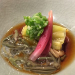 五金 - ジュンサイと茄子の煮浸し