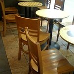 スターバックス・コーヒー - 一番多い木製テーブル+椅子