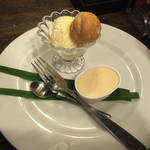 酒房 うさぎ - 友人が注文した、手作りデザートの一つ。右側の半熟チーズケーキがメインです（笑）。350円。他にも4種類くらいありました。