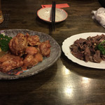 酒房 うさぎ - 料理写真:ジューシーな唐揚げと、ガーリックが程よく聞いた砂肝。価格、味、ボリュームいずれも満足！