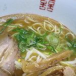 中華そば 上海 - 茶濁したスープに青刻みネギが映えます！