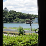 ボン・ムウ - 夜はこの水面に犬山城の夜景が反射して映し出される