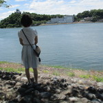 ボン・ムウ - 35年前、丁度この場所で夜景を楽しんだ（道路向かい駐車場奥）