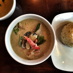 マラッカバー - 茄子と鶏肉のグリーンカレー