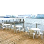 A Cafe - A Cafeテラス席（誰でも自由に座れます／目の前が水上バス乗場／隣りの青海埠頭が見えます）