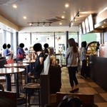 スターバックスコーヒー - 若者たちでごった返している