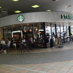 スターバックスコーヒー - 特徴的な外観の店、テラス席も多い。