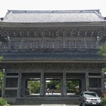 浄土宗大本山 光明寺 - かなり大きな山門〔15/6/28撮影〕→この門をくぐって左側に寺務所があります。
