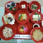 浄土宗大本山 光明寺 - 記主御膳（精進料理）〔15/6/28撮影〕…左上の皿には酢みょうがが置いてありましたが、食べてしまい写っていません。