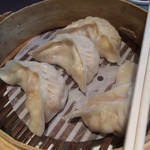 中国飯店 - 點心
      豚とエビの蒸しシュウマイ
      皮は厚め、ジューシー