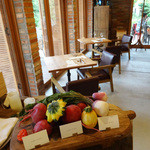 ファーム トゥー ユー - レストランの窓際テーブル