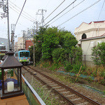 ファーム トゥー ユー - 藤沢行きの江の電が走ります