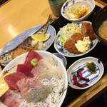 うおよし - 海鮮丼 1,000円。しかも、焼魚とまぐろカツと小鉢付！安っ！！