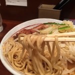 旨辛ラーメン 表裏 - 麺アップ