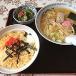 サン - 宮城県本吉郡南三陸町の歌津の定食屋さんのサンの中華そばと玉子丼。
中華そばが税込380円で玉子丼が税込550円。
うまし。