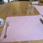 カーヴ・ド・コンマ - テーブルセッティングもカジュアル