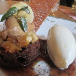 カーヴ・ド・コンマ - ヨーグルトアイスにショコラケーキ