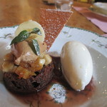 カーヴ・ド・コンマ - ヨーグルトアイスにショコラケーキ