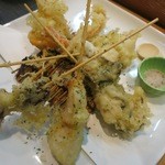 海鮮道楽たち花 - 魚介天ぷらです。