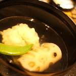 お椀　鱧と白ズイキを蓮根でまいて　お出しがとってもステキ