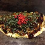 Okonomiyaki Yoshiko - チーズオムレツ，すじコン入り