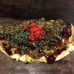 お好み焼よしこ - チーズオムレツ，すじコン入り