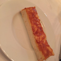 AKARENGA STEAK HOUSE - 最初に出てきたチーズブレッド
                    毎朝食べたい。。。